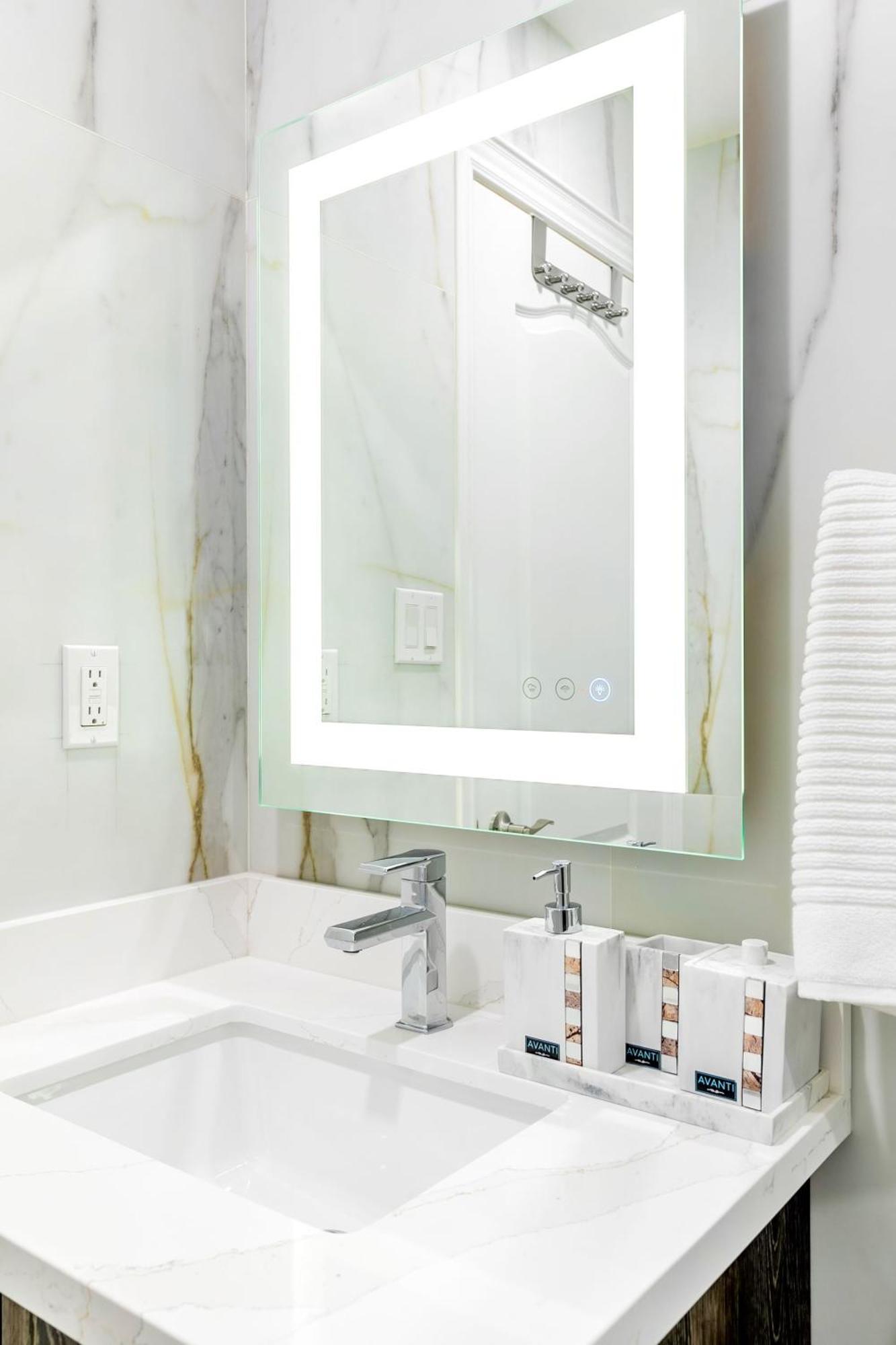 Modern Pet-Friendly Chinatown Apartment Toronto Esterno foto